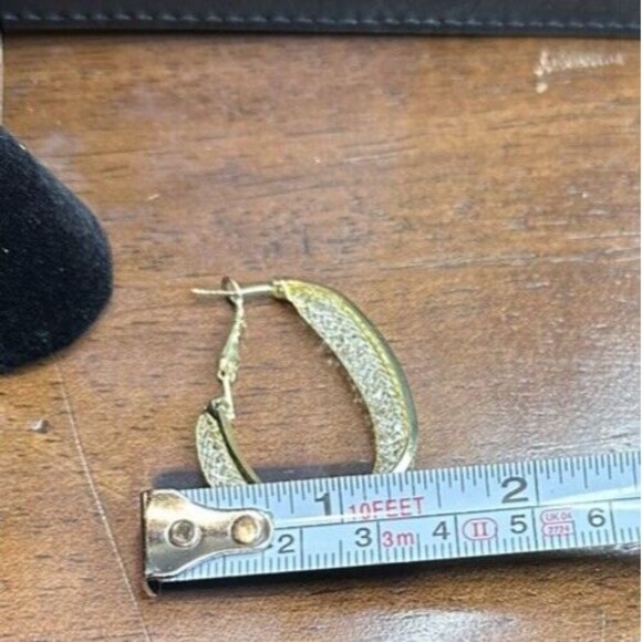 lot 2 gold Tone Oval hoop earrings subtle bling elegant interesting - Picture 6 of 15